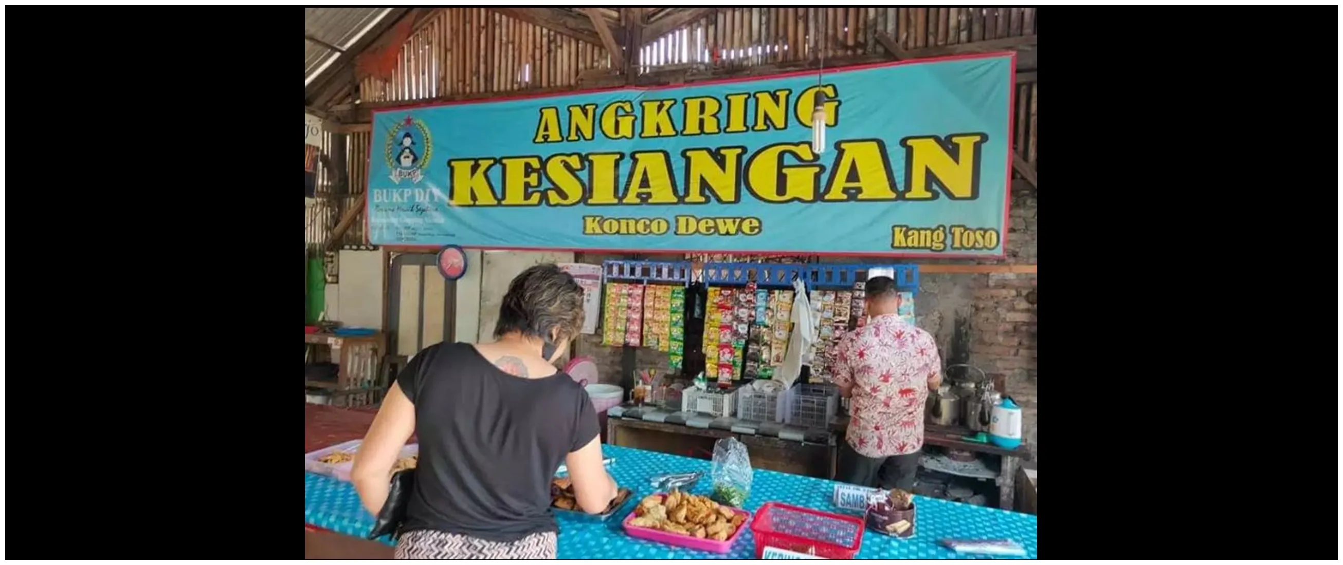 11 Tulisan lucu di spanduk angkringan ini antimainstream, harus lihat dua kali