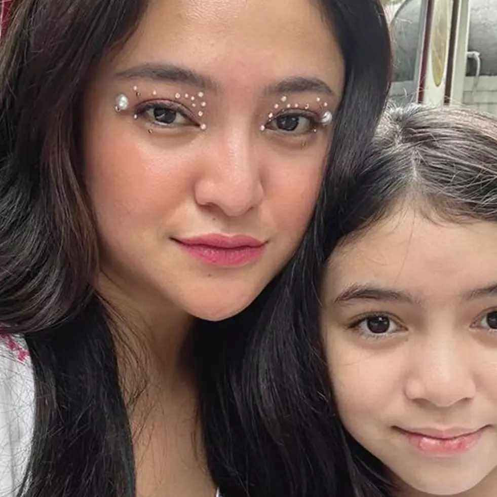 Potret kebersamaan 11 pesinetron dengan putrinya yang beranjak ABG, kompak modis serasa kakak adik