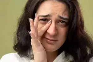 Cara hilangkan kantung mata dan kerutan cuma pakai masker dari 1 bahan makanan, bikin kulit auto cerah