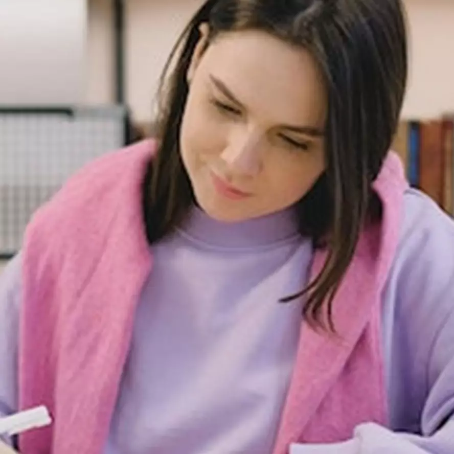 75 Contoh kata kerja relasional bahasa Indonesia serta pengertian dan strukturnya yang mudah dipahami