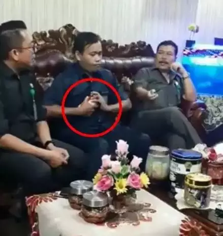 Penampakan kocak ruang tamu Berbagai sumber
