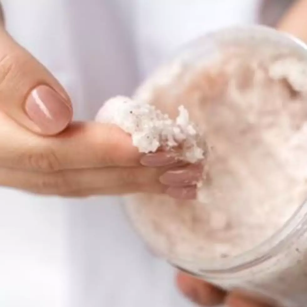 Tanpa madu, begini cara membuat lip scrub untuk atasi bibir kering pecah-pecah agar kembali lembut