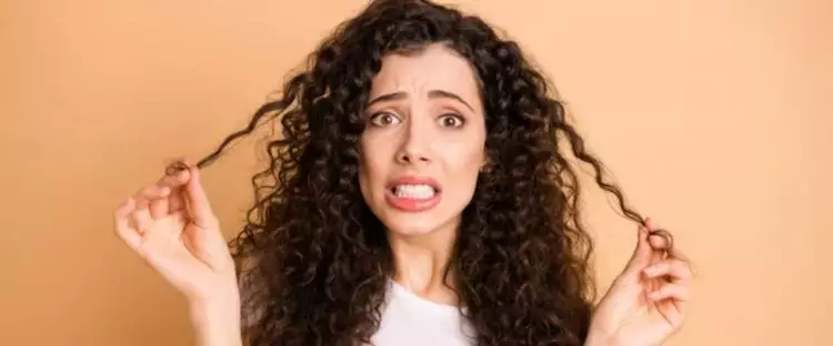 Cuma butuh 1 jenis buah, ini trik atasi rambut keriting yang kering agar lebih lembut dan mudah diatur