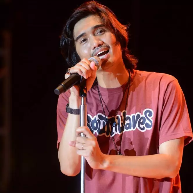 Tepat waktu ibadah meski dalam perjalanan, momen Duta Sheila On 7 salat di kereta ini bikin salut