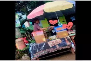 13 Potret kocak tulisan di spanduk pedagang takjil ini bikin pembeli nggak fokus