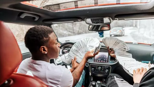 Sebar uang tunai Rp 29 miliar ke jalanan © 2023 brilio.net Sebar uang tunai Rp 29 miliar ke jalanan © 2023 brilio.net