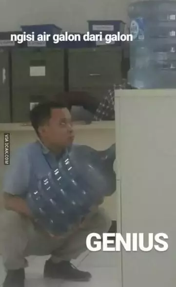 Potret kocak cara isi ulang galon Berbagai sumber