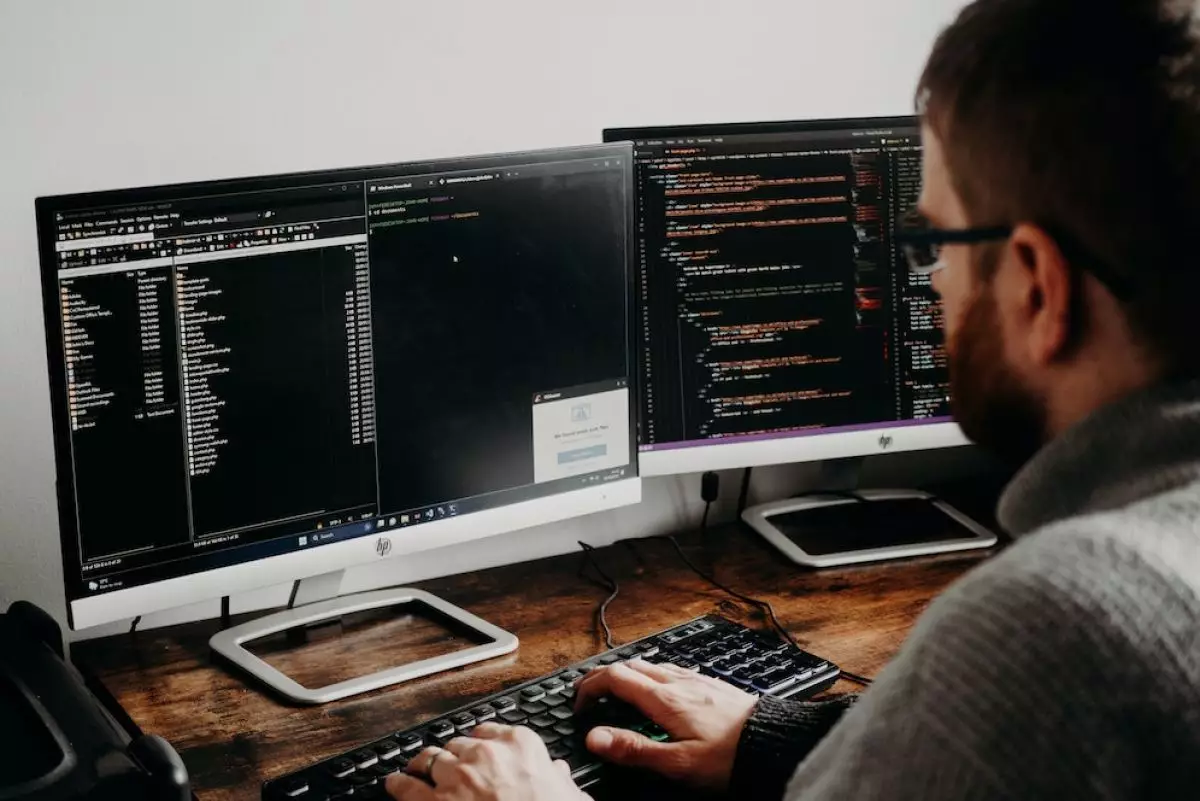 Cara sederhana membagi layar Mac & Windows jadi empat bagian saat multitasking, nggak sampai 5 menit