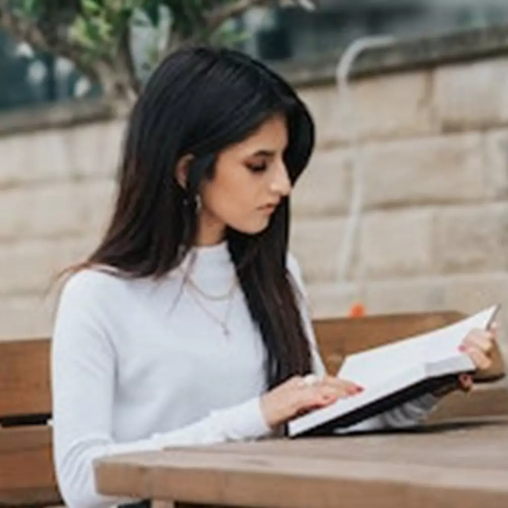 75 Contoh kata adverb dalam bahasa Inggris, pahami pengertian dan jenis kalimatnya