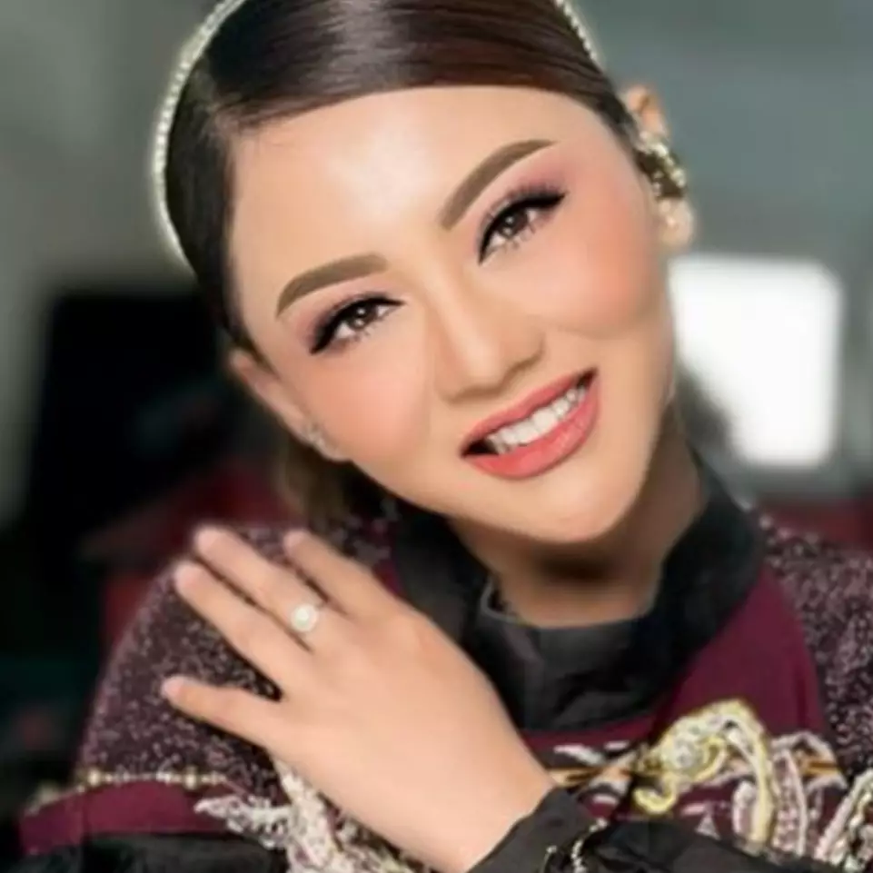 Pakai hijab usai pulang umrah, 9 potret terbaru Jenita Janet ini didoakan istiqomah