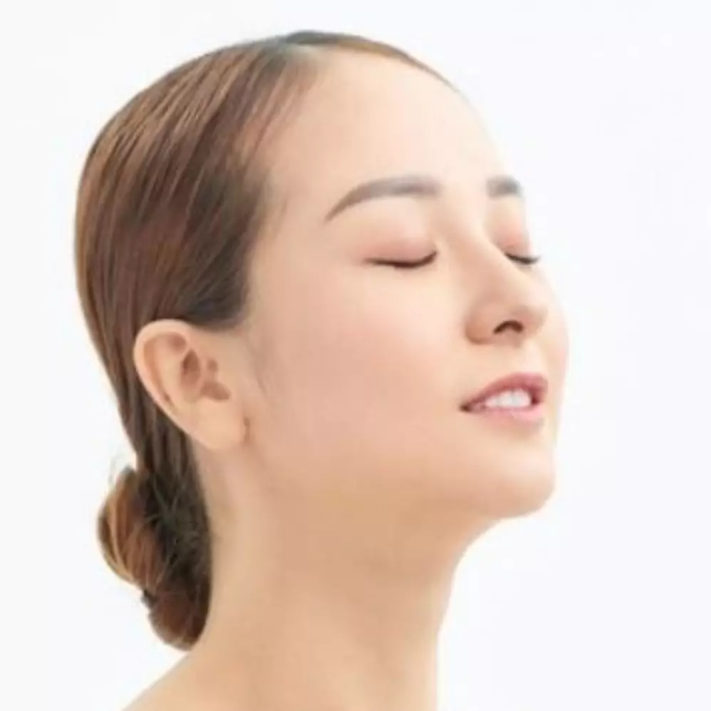 Hanya butuh 1 produk bayi, ini trik membuat spray highlighter untuk membuat kulit glowing alami