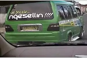 11 Tulisan lucu di kaca angkot ini bacanya bikin senyum-senyum sendiri