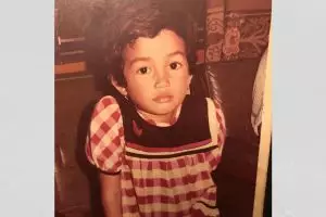 Bocah kecil rambut bondol ini kini jadi istri presenter kondang, intip 11 transformasinya
