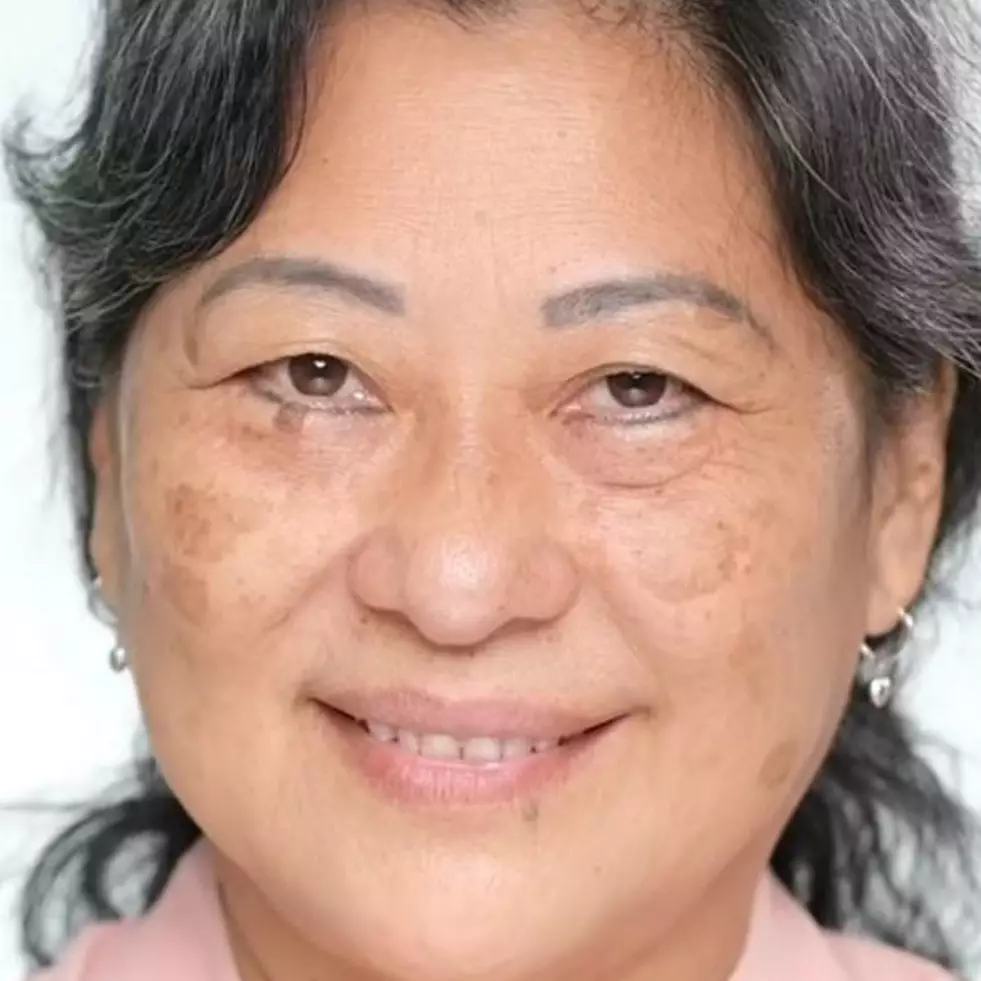 Wanita paruh baya dengan flek hitam dirias MUA hasilnya manglingi, netizen: mirip istri Ferdy Sambo