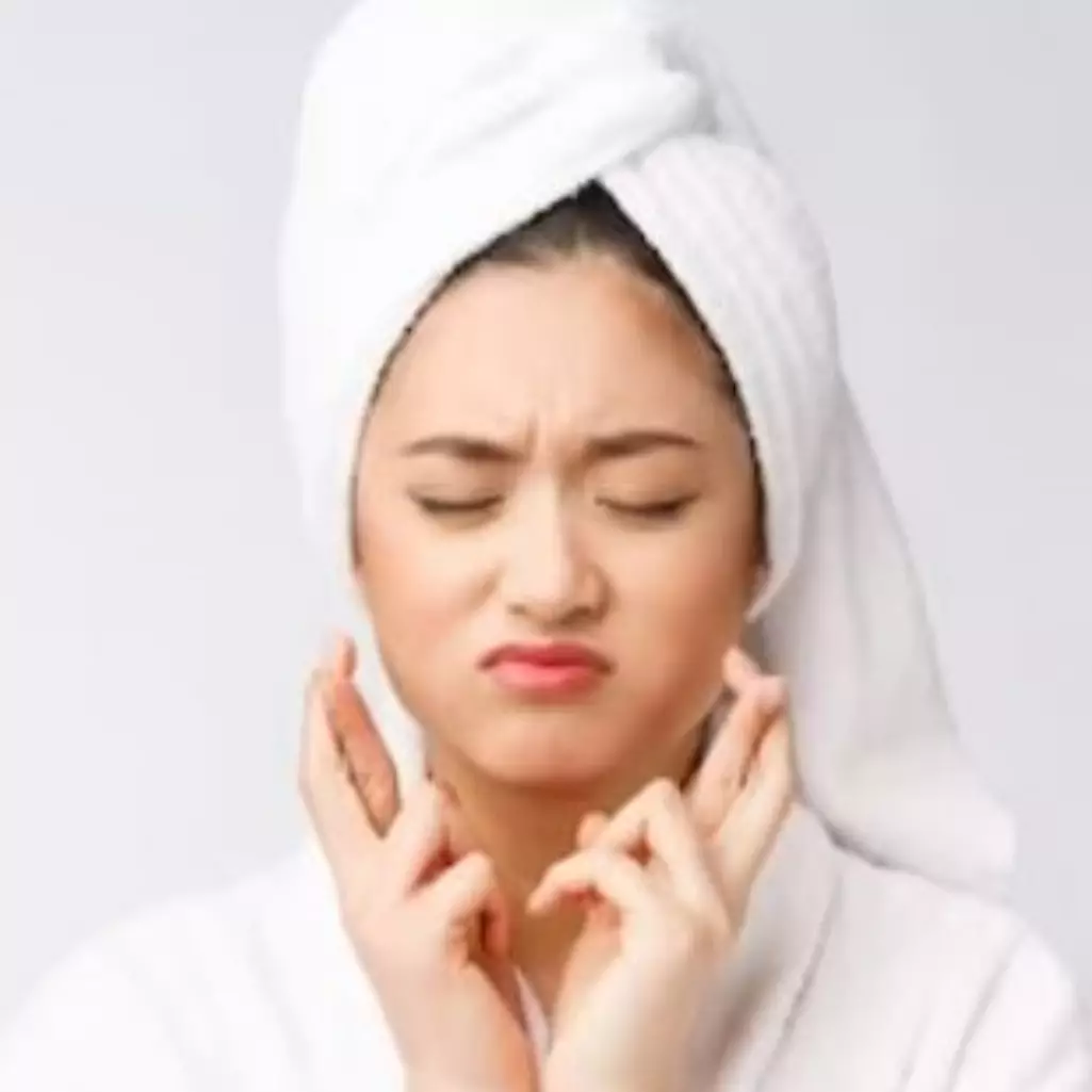 Tanpa blotting paper, trik hilangkan minyak wajah untuk cegah makeup cakey ini cuma butuh 1 alat dapur