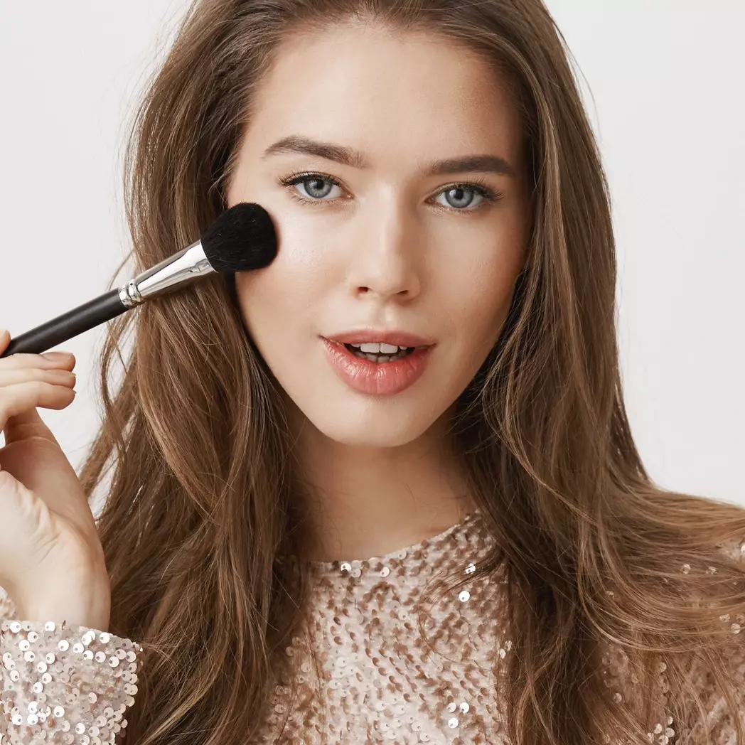 Trik mudah pakai contour ini hanya butuh satu alat tulis, bikin pipi auto tirus