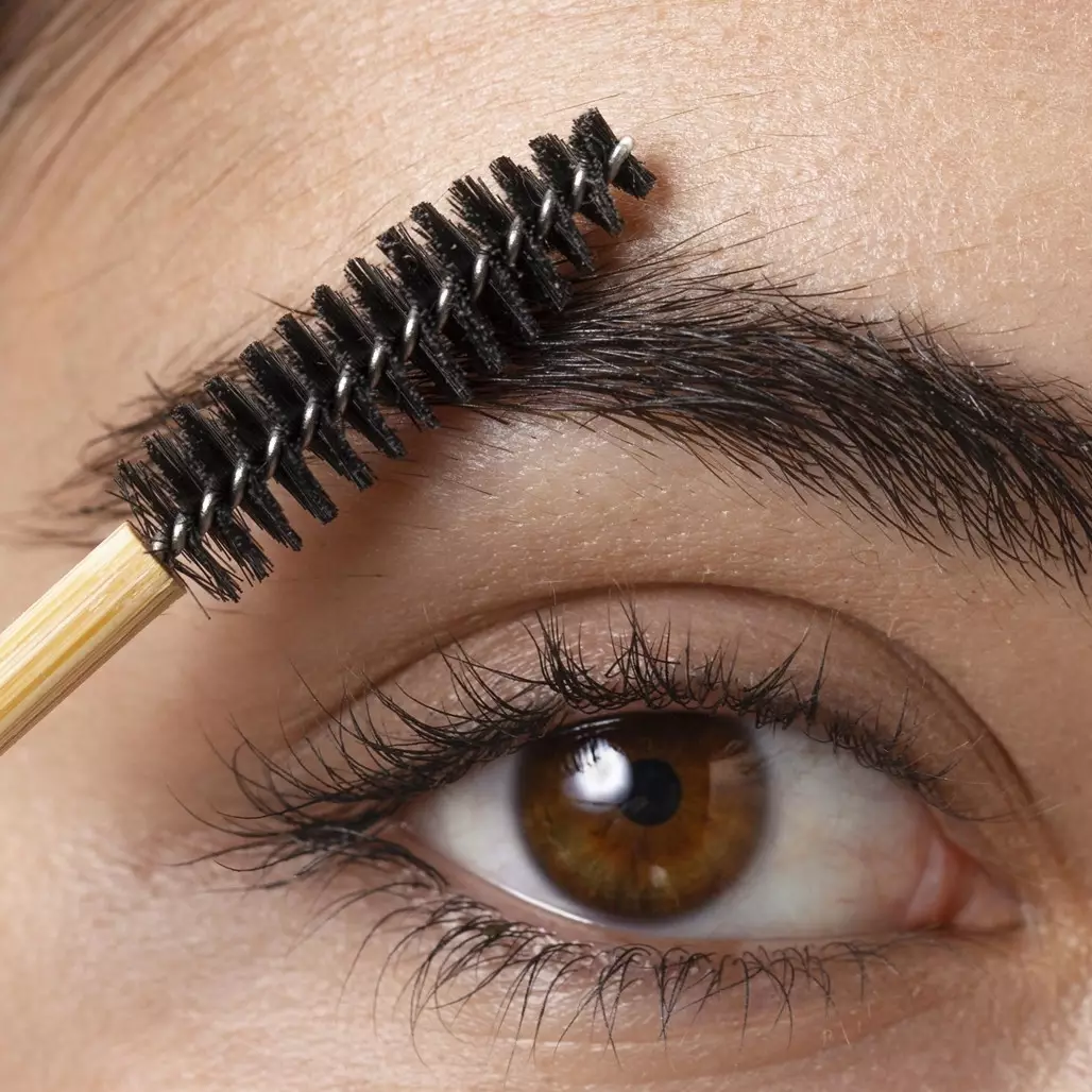 Nggak perlu lash lift, ini trik bikin bulu mata lentik seharian hanya dengan 1 produk skincare