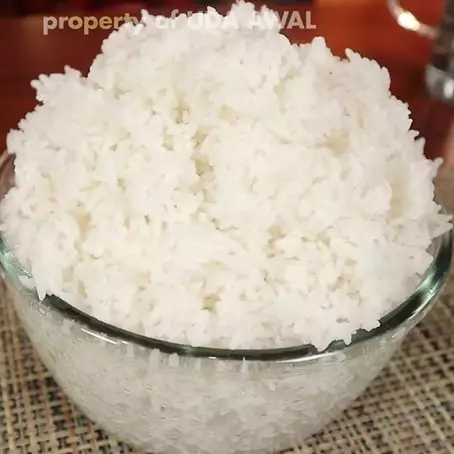 Tanpa disiram dan diaduk, cara menanak nasi ala rumah makan Padang ini cepat dan hemat gas