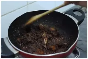 Selamatkan sebelum basi, ini trik menghangatkan rendang agar tekstur tetap utuh dan tak berubah rasa