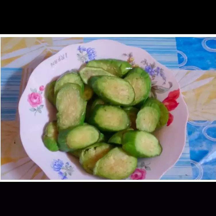 Cara menggoreng terong hijau pakai 1 bahan dapur ini bikin warnanya tetap cantik, makan pun jadi lahap