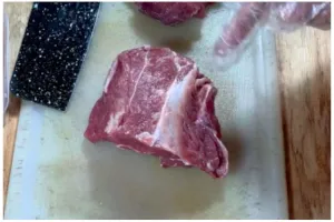 Bukan pakai baking soda, ini trik mengempukkan daging sapi pakai 1 jenis buah