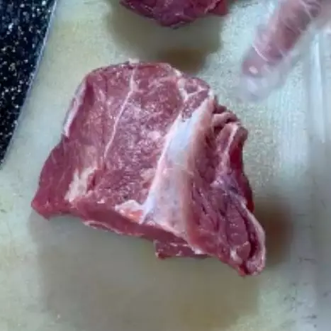 Bukan pakai baking soda, ini trik mengempukkan daging sapi pakai 1 jenis buah