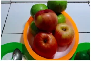 Tak perlu panik, ini trik praktis menghilangkan lapisan lilin pada apel cuma pakai 2 bahan dapur