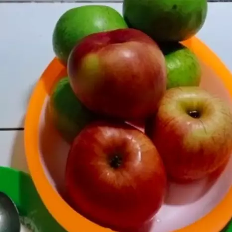 Tak perlu panik, ini trik praktis menghilangkan lapisan lilin pada apel cuma pakai 2 bahan dapur