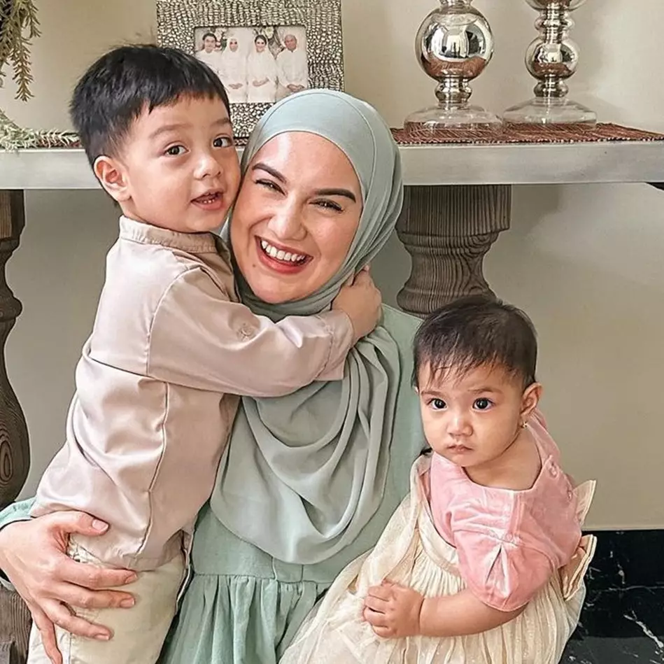 Ikuti tren warna Lebaran 2023, intip 6 penampilan seleb pakai outfit hijau sage