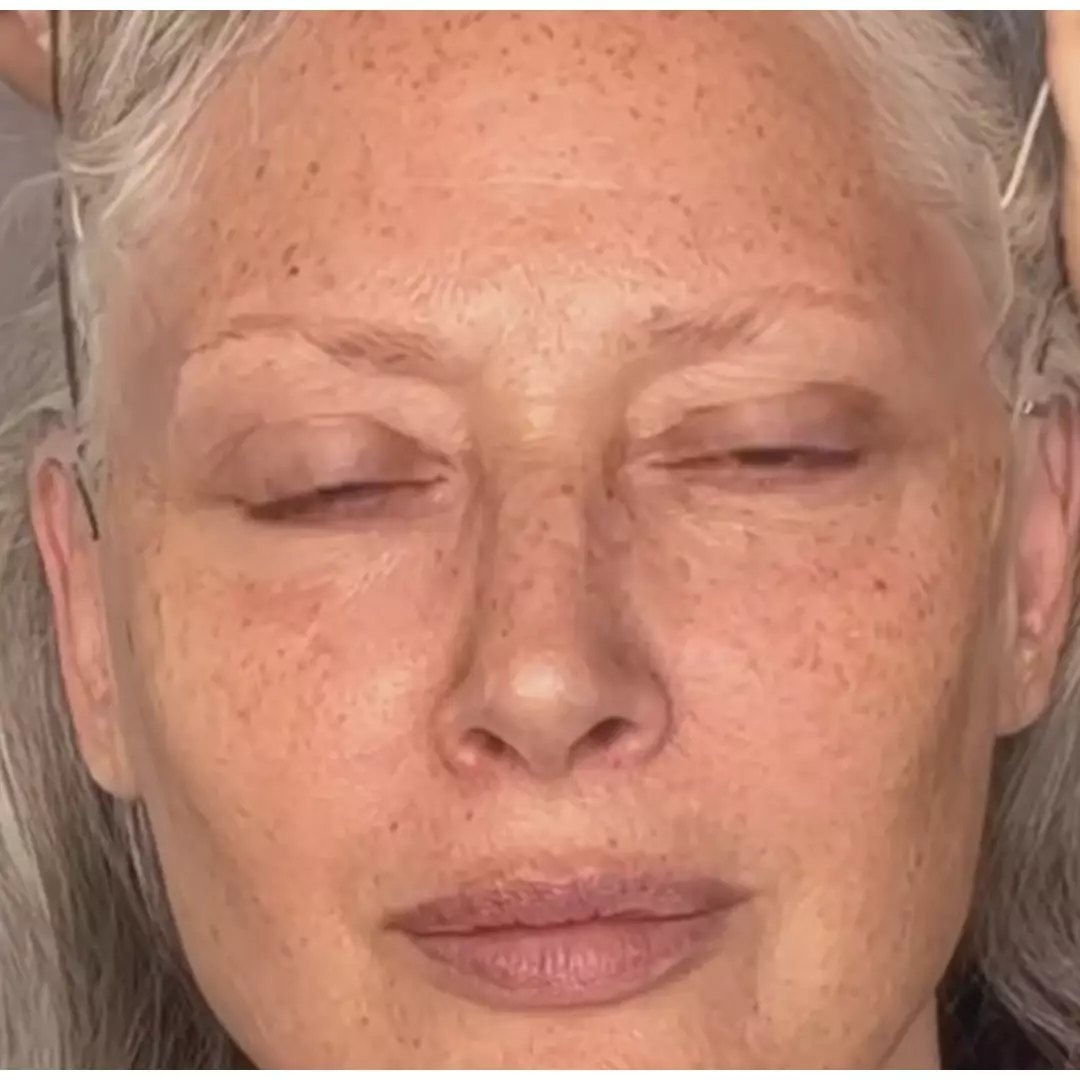 Nenek dirias MUA pakai plester ini bikin wajah autokencang, cantiknya disebut mirip Meryl Streep