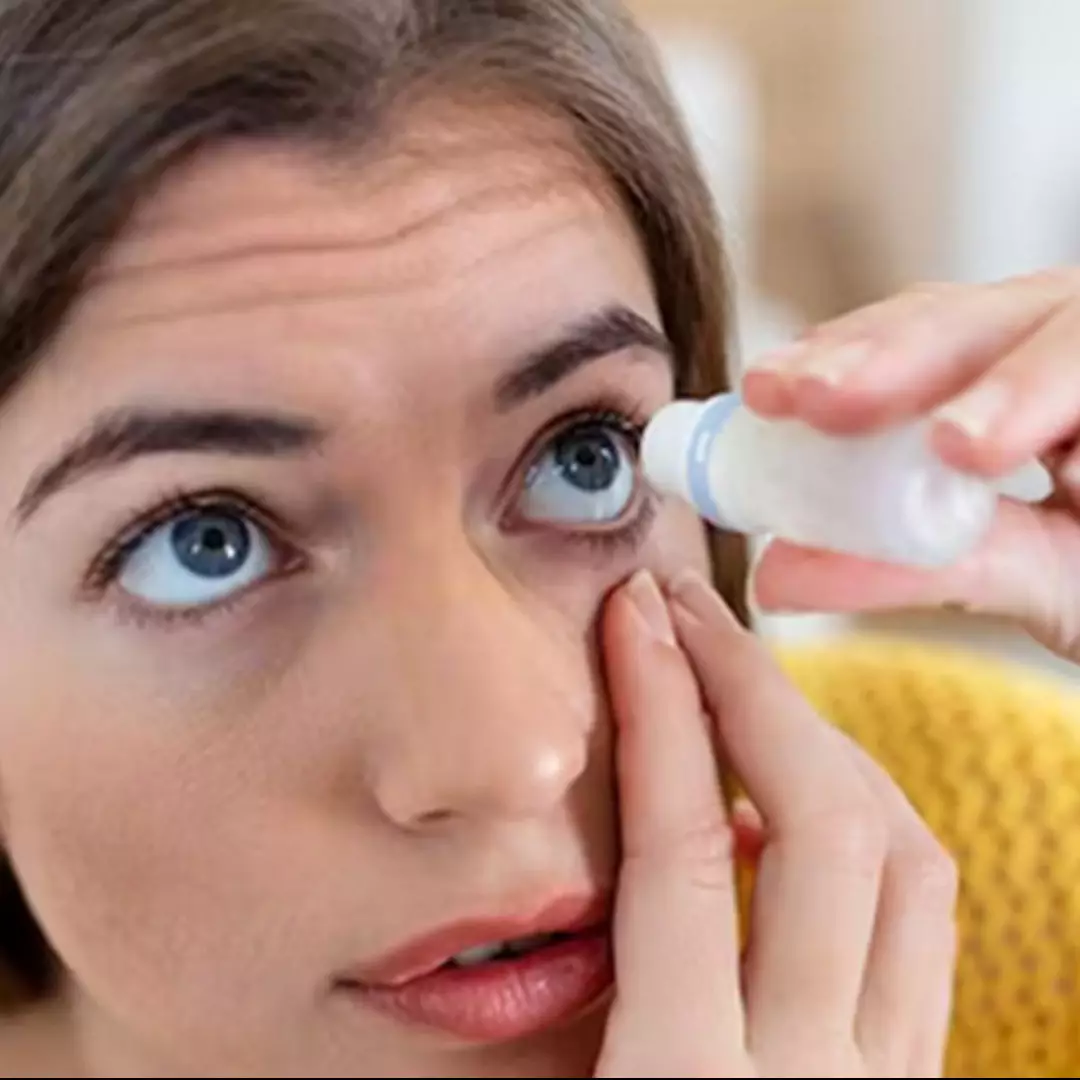 Jangan panik, begini trik atasi stick softlens menempel di bola mata