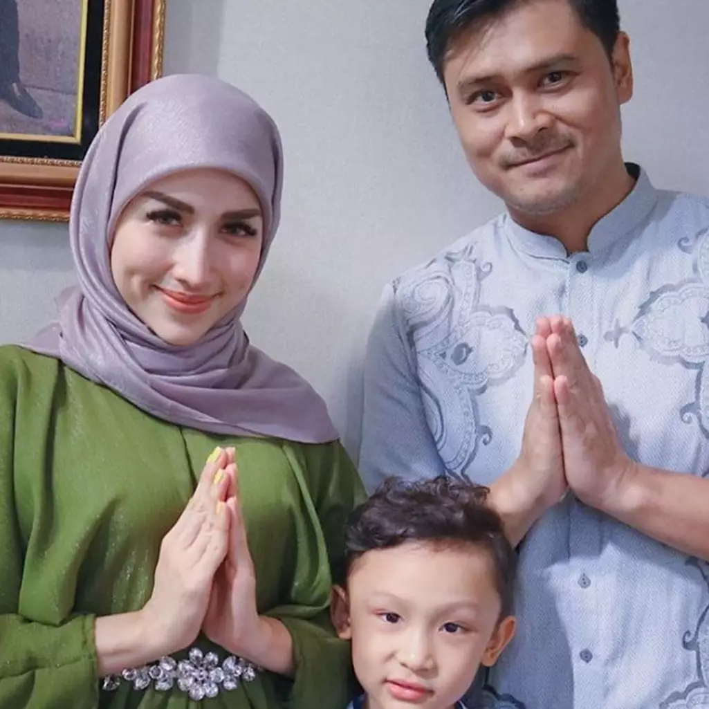 Tutup usia, 11 potret kenangan Iqbal Pakula lawan main Shireen Sungkar di Cinta Fitri bersama keluarga