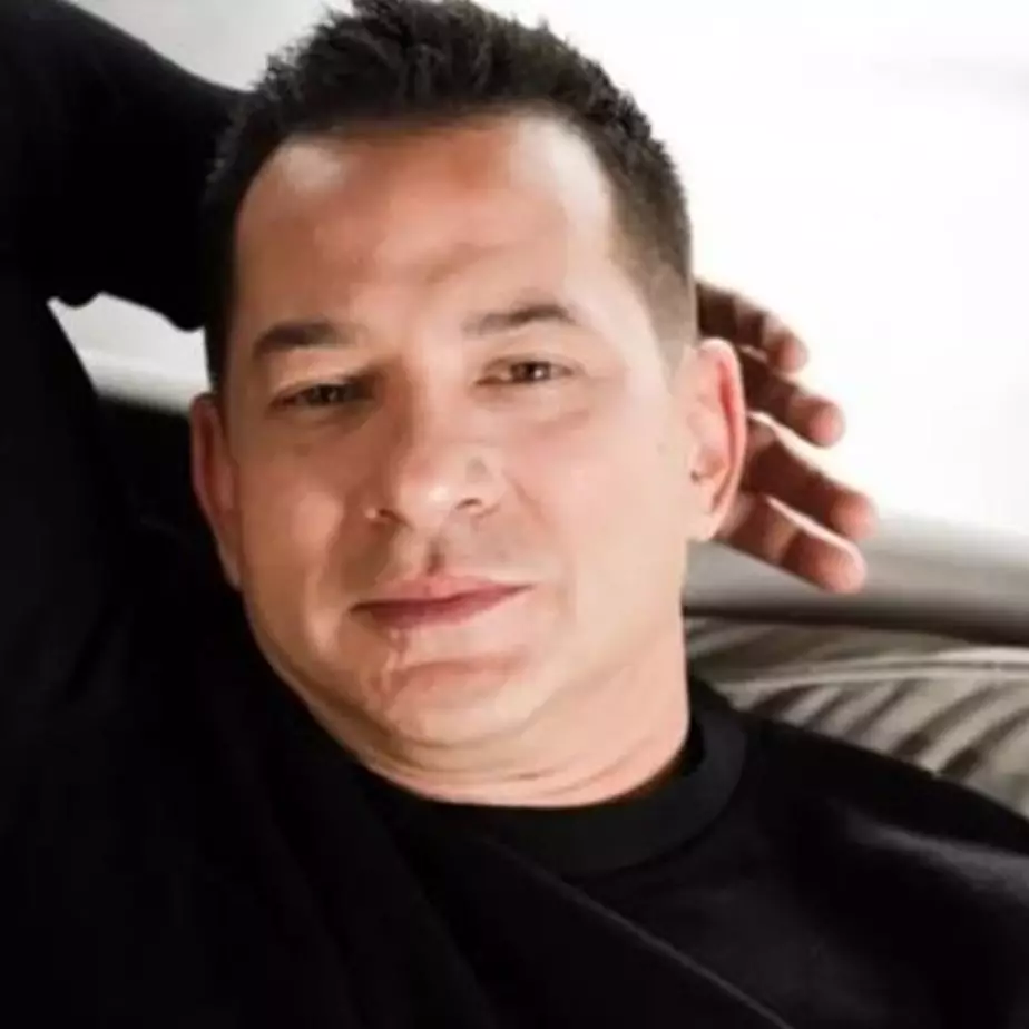 Wajah tampak cerah dan bebas kusam, intip 5 perawatan wajah Ari Wibowo