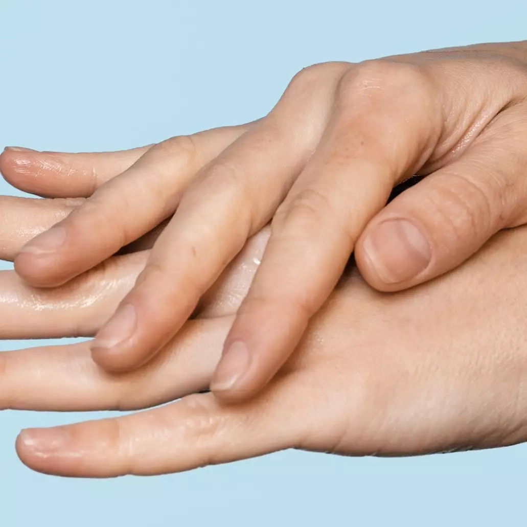 Bikin lembut dan antikering, ini cara membuat masker tangan dari 1 bahan alami