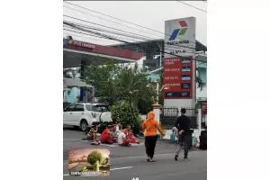 9 Potret kocak kelakuan petugas pom bensin ini sulit dimengerti, pada ngapain sih?