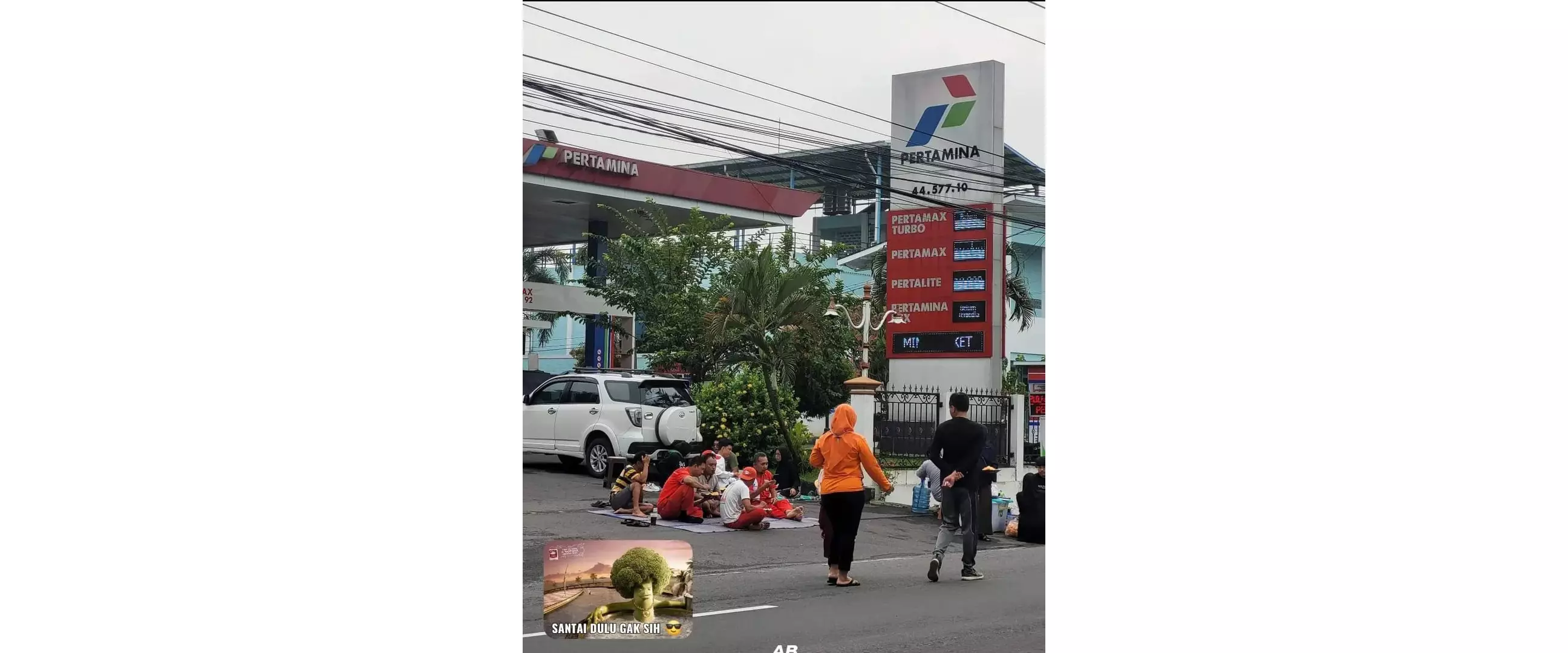 9 Potret kocak kelakuan petugas pom bensin ini sulit dimengerti, pada ngapain sih?