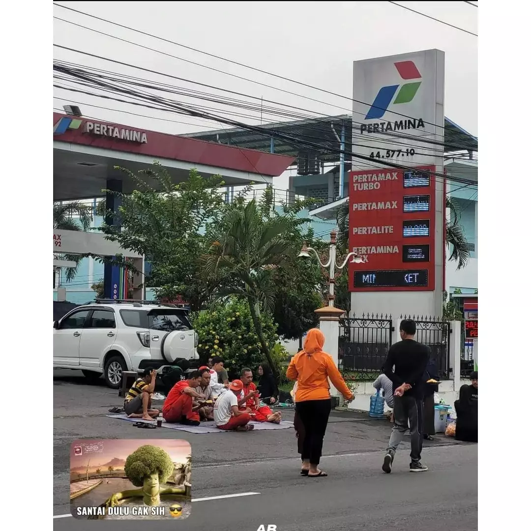9 Potret kocak kelakuan petugas pom bensin ini sulit dimengerti, pada ngapain sih?