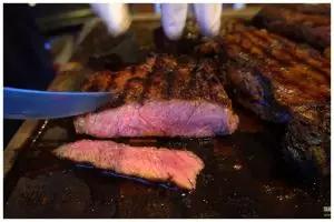 Bukan nanas, cara mengempukkan daging pakai 1 buah ini bikin teksturnya gampang dikunyah