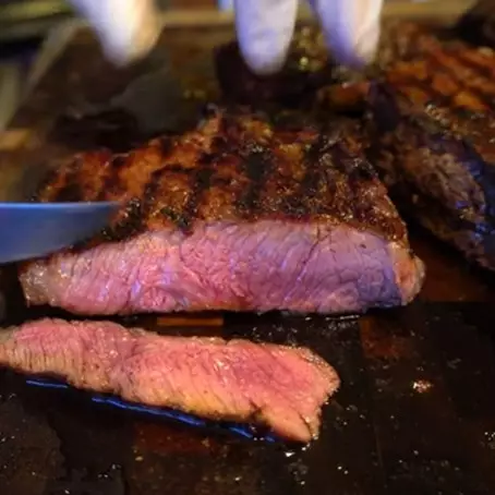 Bukan nanas, cara mengempukkan daging pakai 1 buah ini bikin teksturnya gampang dikunyah