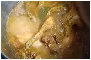 Trik mengolah ayam kampung utuh supaya antialot, cuma pakai 2 bahan