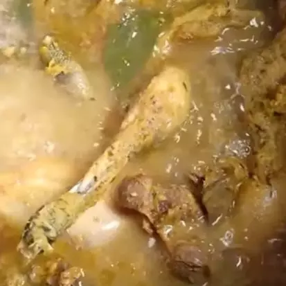 Trik mengolah ayam kampung utuh supaya antialot, cuma pakai 2 bahan