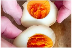 Disajikan sebagai pelengkap ramen, ini 9 cara bikin telur rebus nitamago yang cantik dan antigagal