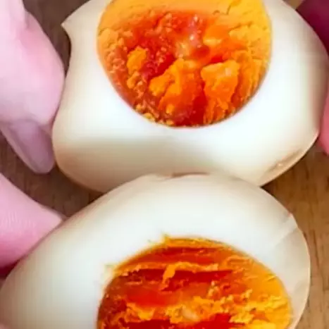 Disajikan sebagai pelengkap ramen, ini 9 cara bikin telur rebus nitamago yang cantik dan antigagal