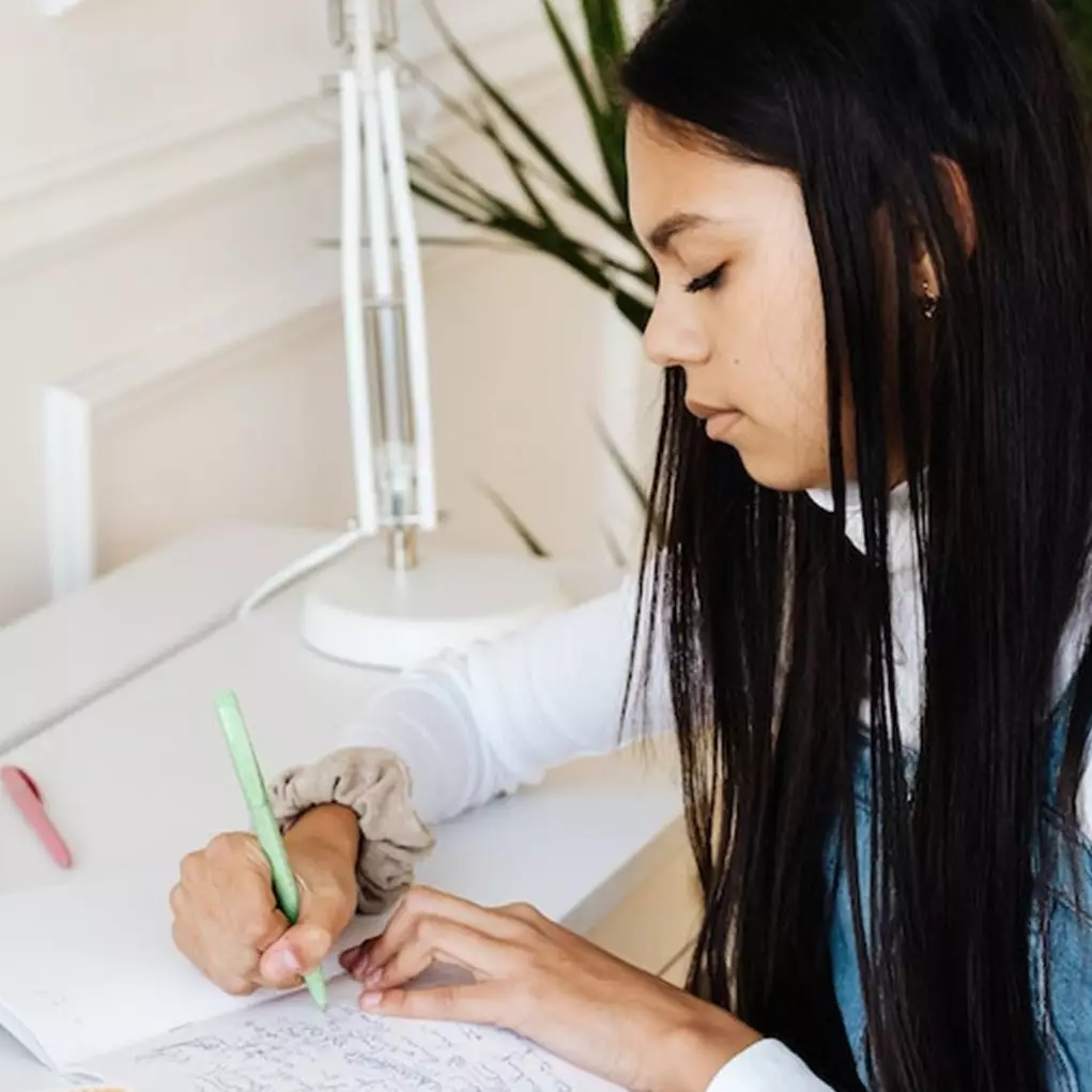 50 Contoh kata kerja aktif dalam bahasa Inggris, lengkap dengan penjelasan dan ciri-cirinya