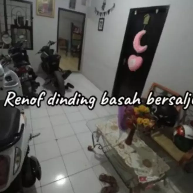 Makeover ruang tamu berdinding lembap di rumah subsidi ini cuma dua hari, 11 potretnya bikin takjub