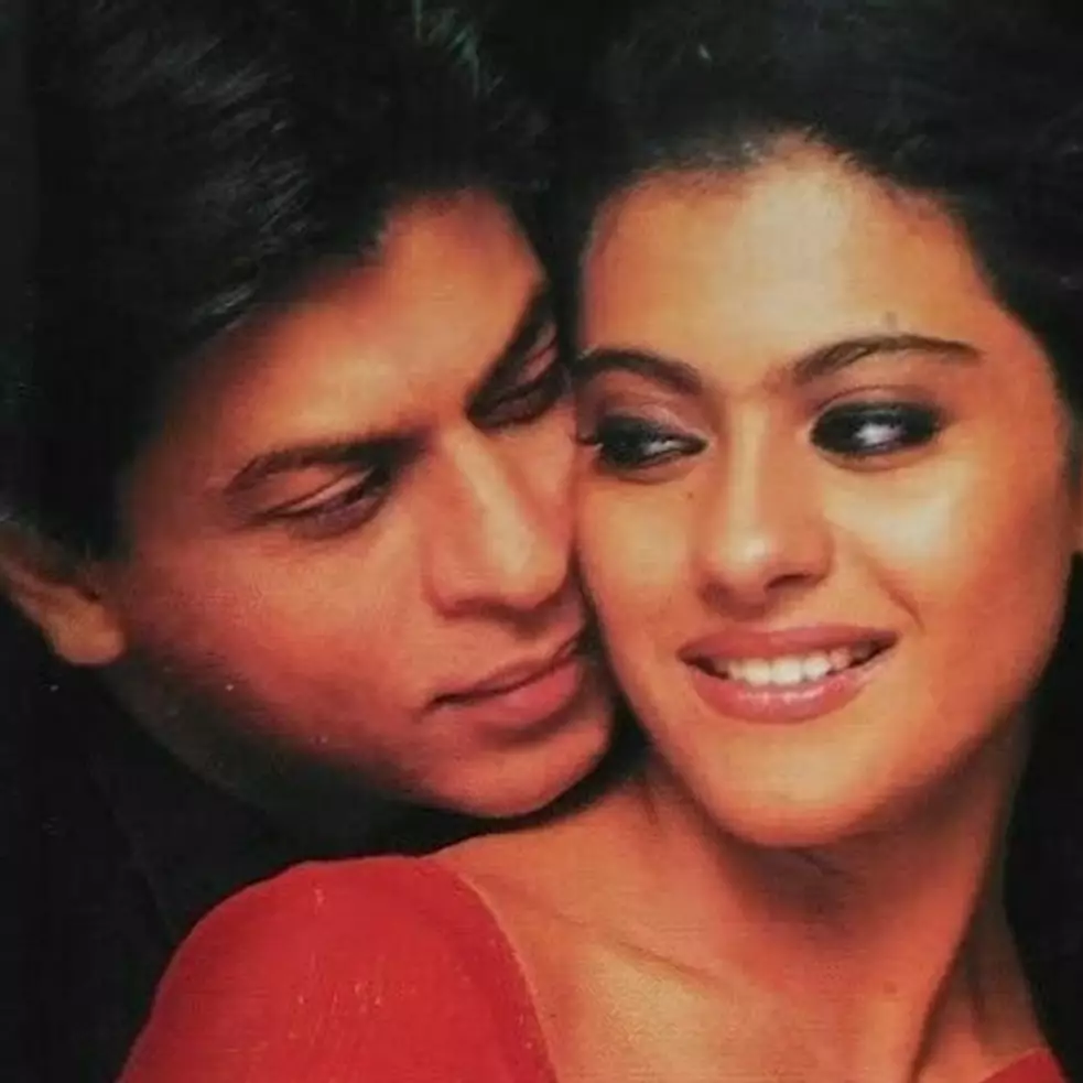 Selalu jadi 'kekasih' Shah Rukh Khan di berbagai film, ini 11 beda gaya Kajol dan Rani Mukerji