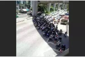 Cara unik di tengah terik, 11 potret kocak orang kepanasan di jalan bikin nyengir nggak habis pikir