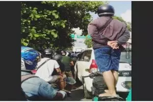Kesabaran setipis tisu, 11 potret kocak orang terjebak kemacetan ini bikin geleng kepala