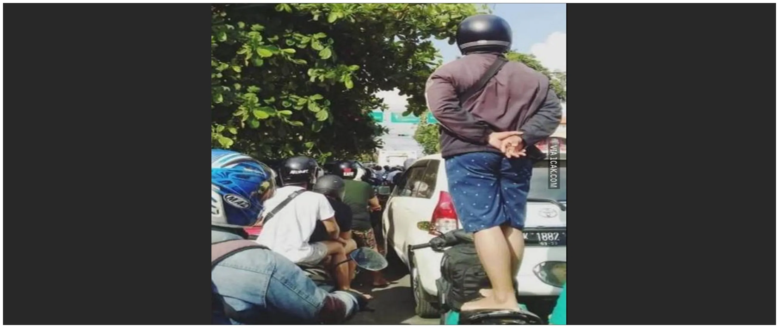 Kesabaran setipis tisu, 11 potret kocak orang terjebak kemacetan ini bikin geleng kepala