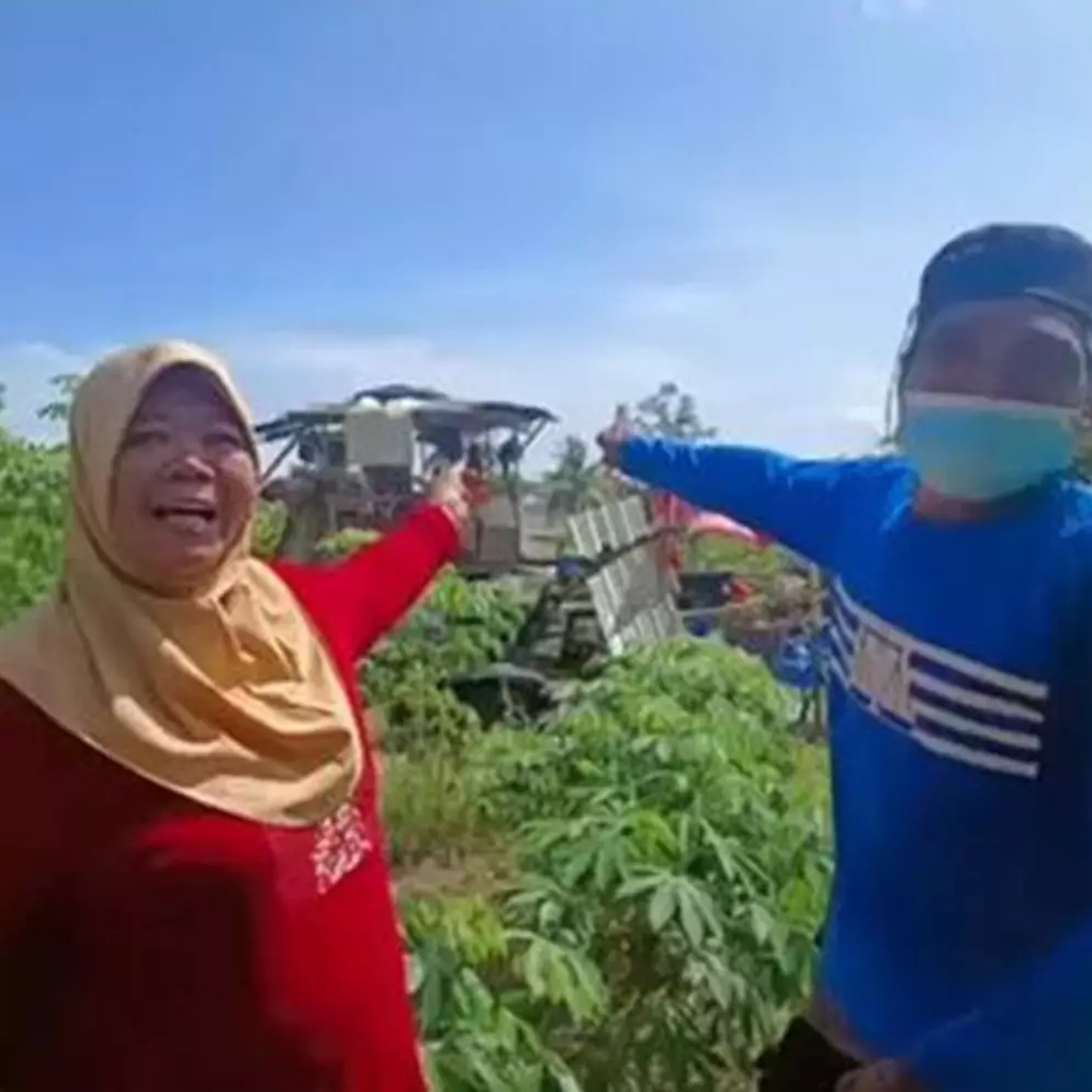Tak mampu bayar kontrakan, kisah pasangan lansia bangun gubuk dari bahan daur ulang ini bikin haru